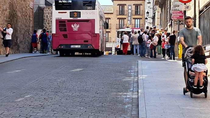 Archivo - Tren turístico en las inmediaciones del Alcázar de Toledo.