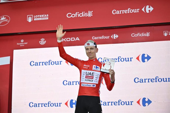 El ciclista Tadej Pogacar recibe el maillot rojo como líder en la primera etapa de la Vuelta Ciclista a España, a 22 de agosto de 2026, en Mónaco (Francia)