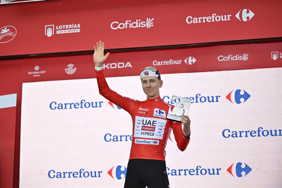 El ciclista Tadej Pogacar recibe el maillot rojo como líder en la primera etapa de la Vuelta Ciclista a España, a 22 de agosto de 2026, en Mónaco (Francia)