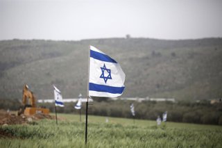 Archivo - March 18, 2026, Jenin, West Bank, Palestine: An Israeli bulldozer seen razing Palestinian-owned land near the Jewish settlement of Snanur. Jewish settlers have returned to their abandoned settlement and raised Israeli flags around the Snanur set