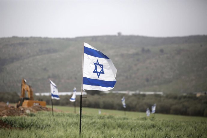 Archivo - Arquivo – 18 de março de 2026, Jenin, Cisjordânia, Palestina: Um trator israelense é visto demolindo terras de propriedade de palestinos perto do assentamento judeu de Snanur. Colonos judeus retornaram ao assentamento que haviam abandonado e has