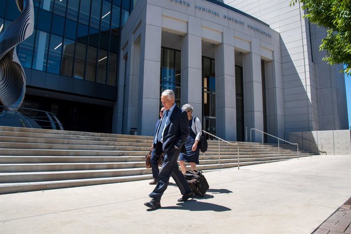 Archivo - June 12, 2026, Provo, Utah, USA: Defense attorneys RICHARD NOVAK, left, and MICHAEL BURT, right, walk outside the Fourth District Court during a full evidentiary hearing for Tyler Robinson in Provo, Utah. Robinson's defense team argued that the 
