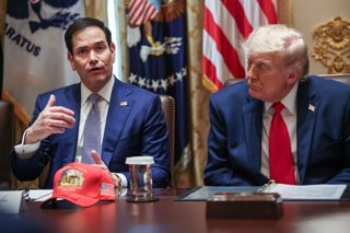 Archivo - May 27, 2026, Washington, District Of Columbia, USA: Marco Rubio, Secretary of State, left, speaks during a Cabinet meeting with US President Donald Trump, right, in the Cabinet Room of the White House on May 27, 2026 in Washington, D.C. Trump i