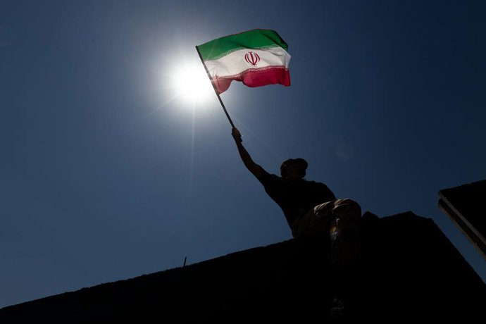 Archivo - Arquivo - 6 de julho de 2026, Teerã, Teerã, Irã: Pessoas em luto, empunhando a bandeira iraniana, se reúnem durante o cortejo fúnebre do falecido Líder Supremo iraniano, o aiatolá Ali Khamenei, em Teerã, Irã, na segunda-feira, 6 de julho de 2026