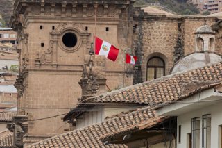 Archivo - Bandera de Perú ondeando en Cuzco