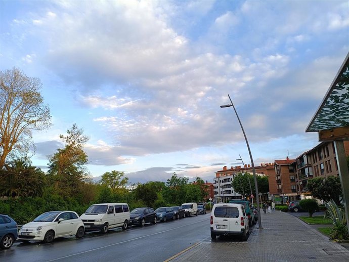 Archivo - Soleado con ligera nubosidad
