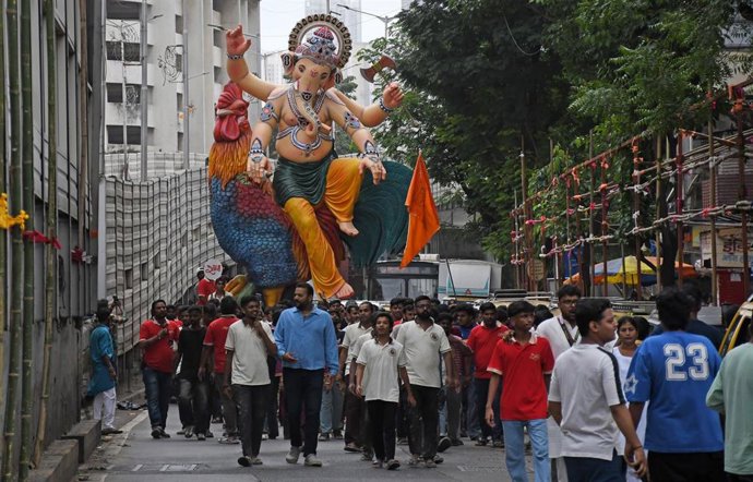 Archivo -  La estatua del dios hindú Ganesha, con cabeza de elefante, se traslada desde el taller hasta el pandal (refugio temporal) en Mumbai
