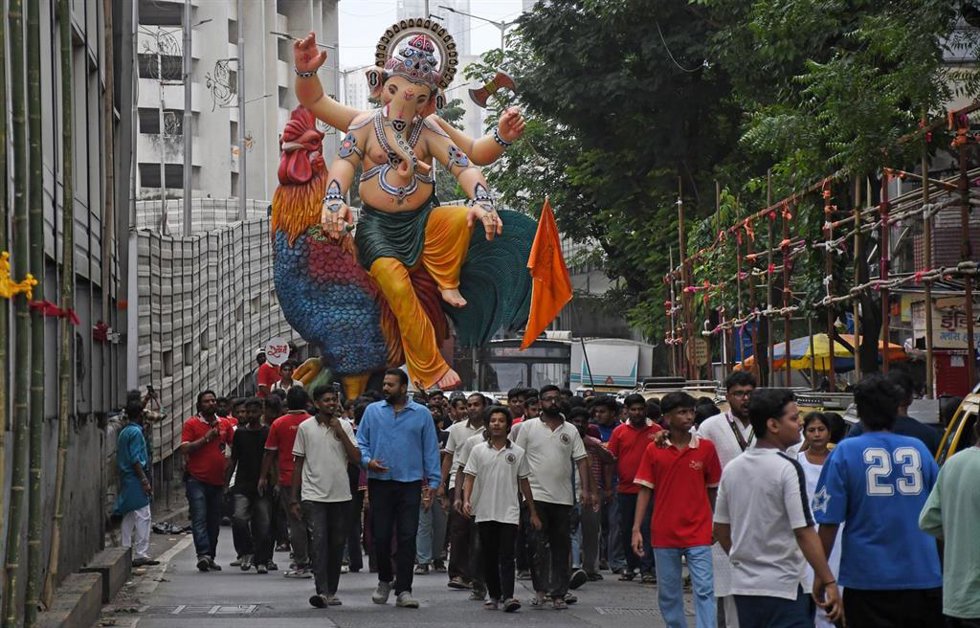 Archivo -  La estatua del dios hindú Ganesha, con cabeza de elefante, se traslada desde el taller hasta el pandal (refugio temporal) en Mumbai