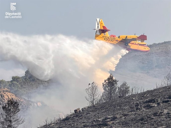 Un medio aéreos descarga sobre el fuego en la Calderona