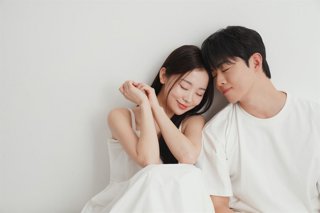Archivo - Pareja de jóvenes coreanos en actitud romántica.