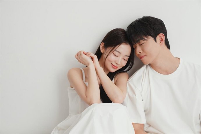 Archivo - Pareja de jóvenes coreanos en actitud romántica.