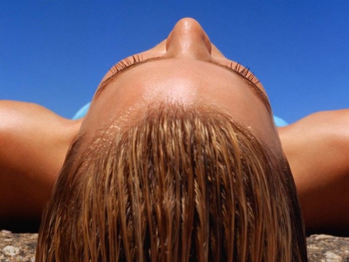 Mujer tomando el sol