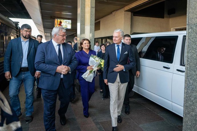 El presidente de Lituania, Gitanas Nauseda (a la derecha), llega a Kiev para participar en la cumbre Ucrania-NB8, a 23 de agosto de 2026
