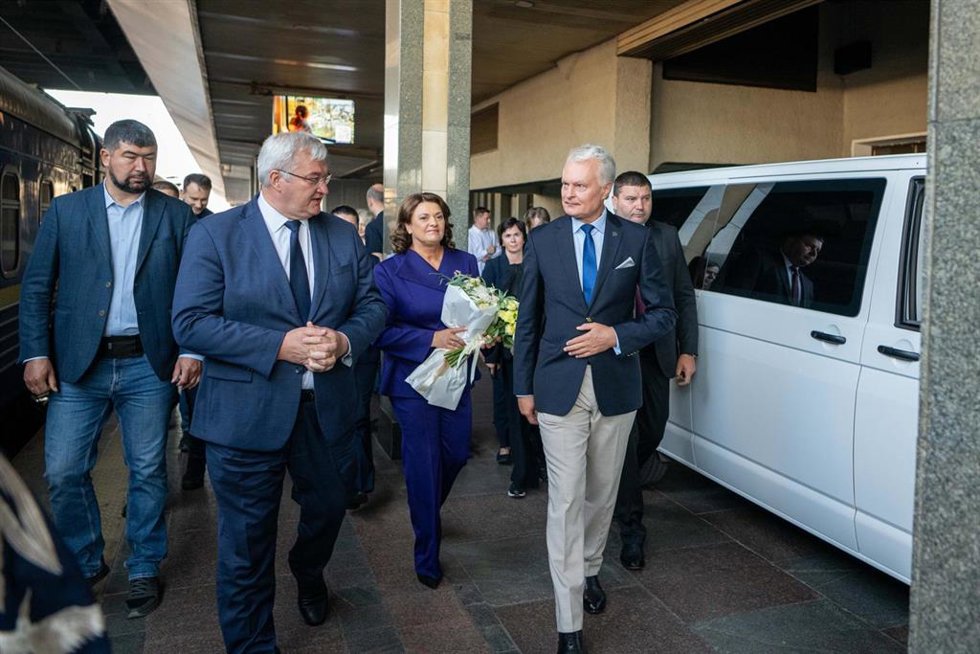 El presidente de Lituania, Gitanas Nauseda (a la derecha), llega a Kiev para participar en la cumbre Ucrania-NB8, a 23 de agosto de 2026