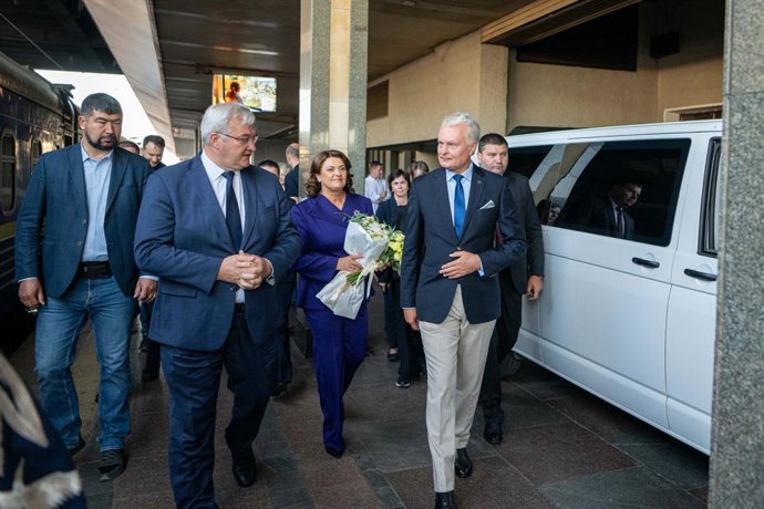 O presidente da Lituânia, Gitanas Nauseda (à direita), chega a Kiev para participar da cúpula Ucrânia-NB8, em 23 de agosto de 2026
