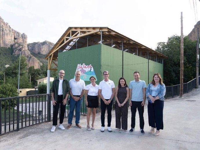 El presidente del Gobierno de La Rioja, Gonzalo Capellán, junto al consejero de Política Local, Infraestructuras y Lucha contra la Despoblación, Daniel Osés, ha participado en la inauguración del nuevo espacio de convivencia de Islallana