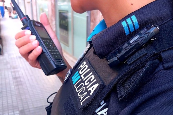 Una agente de la Policía Local de Palma hablando por 'walkie talkie'.