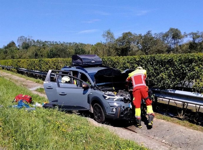 Los bomberos del Gobierno de Cantabria, junto al vehículo, durante la intervención en la A-8.