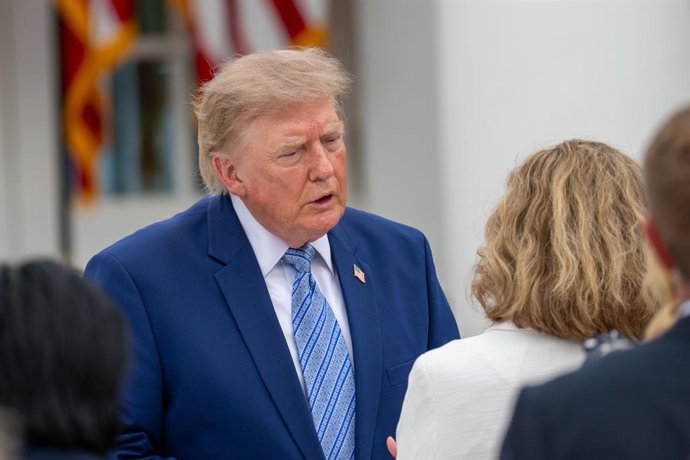 20 de agosto de 2026, Washington, D.C., EUA: O presidente Donald Trump cumprimenta os convidados enquanto a primeira-dama dos EUA, Melania Trump, realiza o evento “Fostering the Future” no Jardim das Rosas da Casa Branca com líderes do campeonato de IndyC