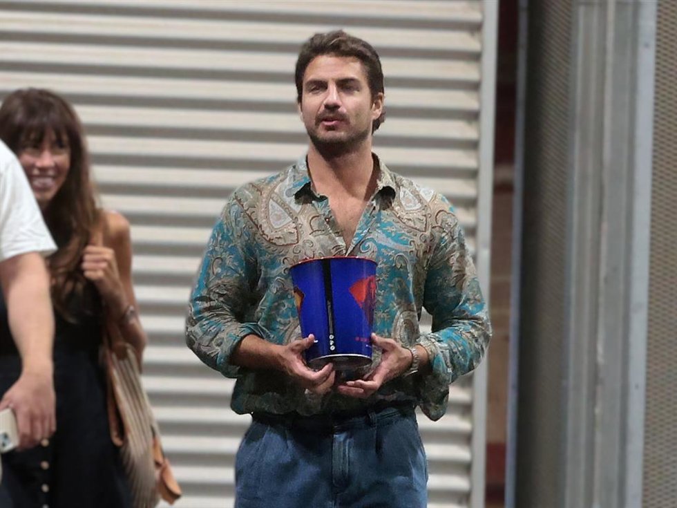 Maxi Iglesias disfruta de un plan de verano completo junto a sus amigos