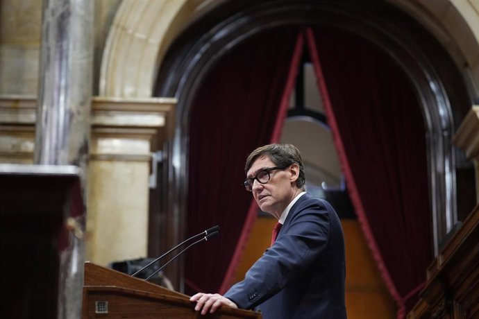 Archivo - El presidente de la Generalitat, Salvador Illa, interviene durante la primera jornada del Debate de Política General, en el Parlament de Catalunya, a 7 de octubre de 2025, en Barcelona, Catalunya (España). Con la tensión patente entre sus socios