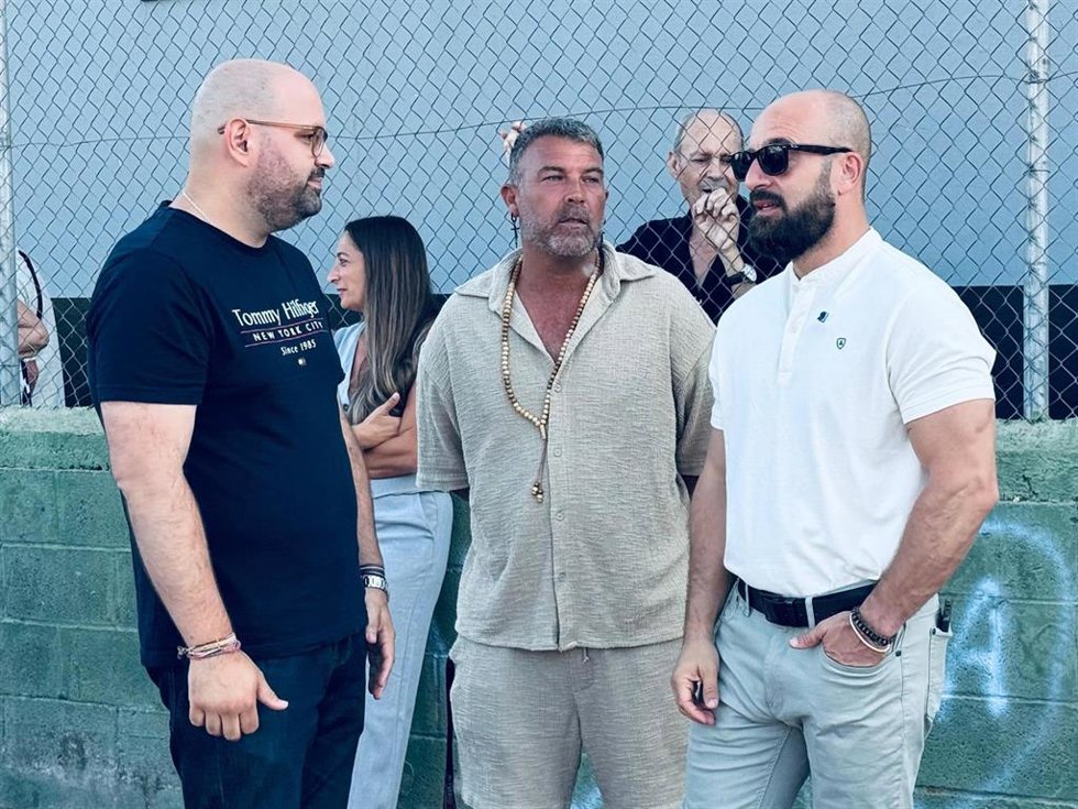 El alcalde de El Puerto de Santa María (Cádiz), Germán Beardo, acompañado por el teniente de alcalde de Relaciones con la Ciudadanía, Javier Bello, en las fiesta de verano del barrio Los Madrileños.