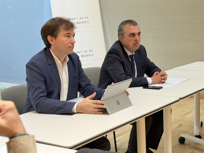 El director general de Universidades, Investigación y Estudios Artísticos Superiores, Sebastià Massanet, y el conseller de Educación y Universidades, Antoni Vera.