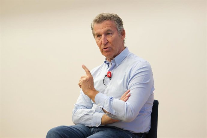 El presidente del Partido Popular, Alberto Núñez Feijóo, durante una entrevista para Europa Press, en la sede autonómica del PPdeG, a 21 de agosto de 2026, en Santiago de Compostela, A Coruña