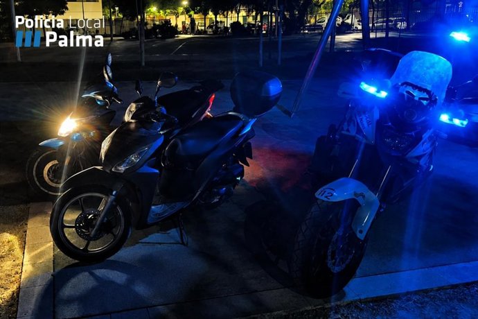 Las dos motos robadas en las que circulaban los menores investigados, junto a una moto de la Policía Local de Palma.