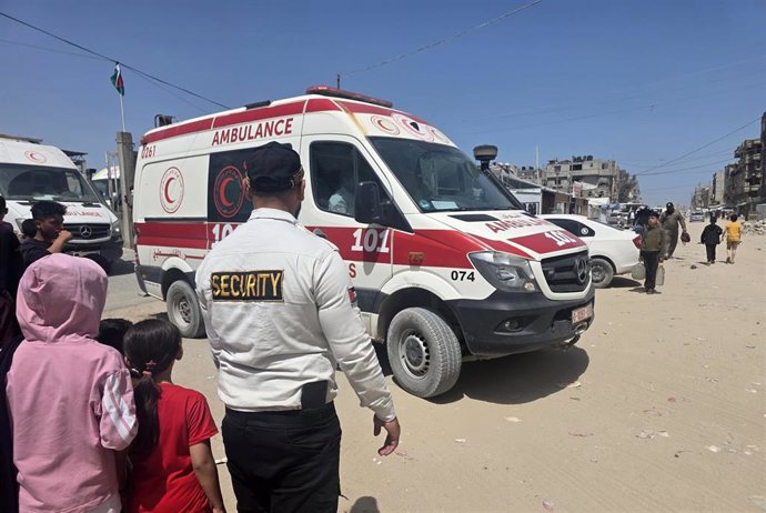 Archivo - Traslado de pacientes de la Franja de Gaza a Egipto bajo la supervisión de Media Luna Roja palestina, en imagen de archivo a 14 de mayo de 2026 