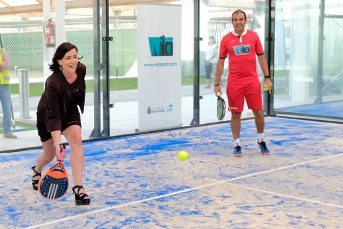 Gema Igual juega al pádel durante la inauguración de las pistas, en 2017