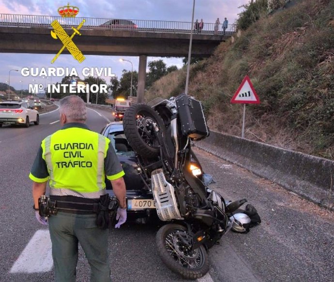 FOTO: Dos heridos graves en una colisión entre un coche y una moto en la AP-9 en Pontevedra
