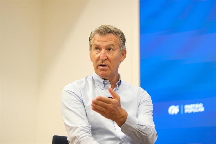 El presidente del Partido Popular, Alberto Núñez Feijóo, durante una entrevista para Europa Press, en la sede autonómica del PPdeG, a 21 de agosto de 2026, en Santiago de Compostela