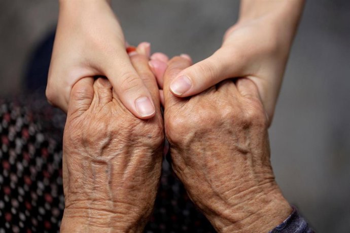 Servicios sociales, manos persona mayor