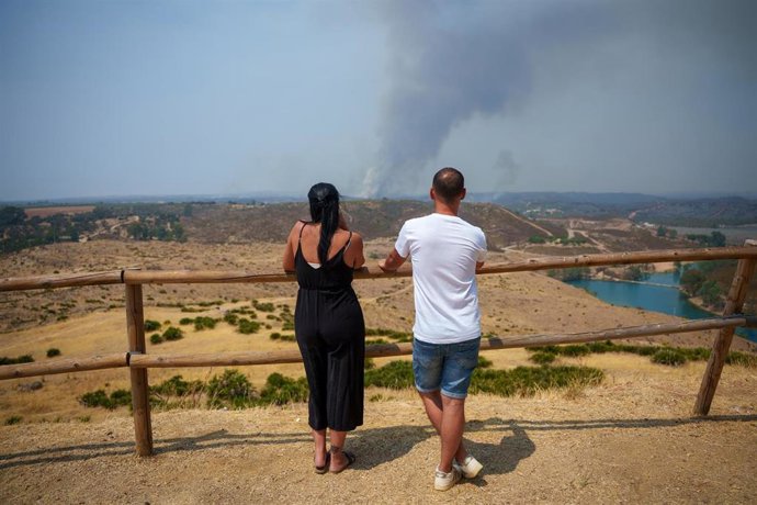 Imágenes de archivo del avance del incendio de Niebla en el término municipal de Aznalcollar.