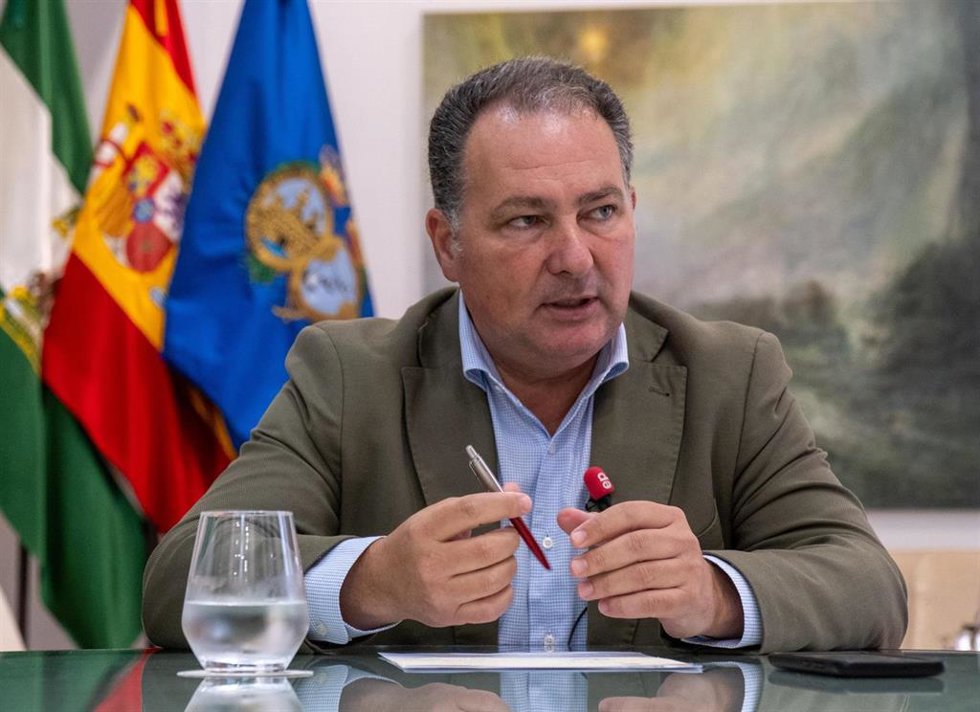 Archivo - El presidente de la Diputación de Huelva, David Toscano, durante la entrevista.