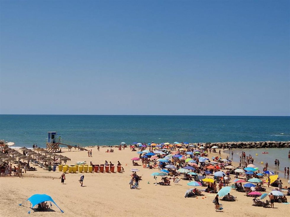 Imagen de una playa de Cádiz este verano.