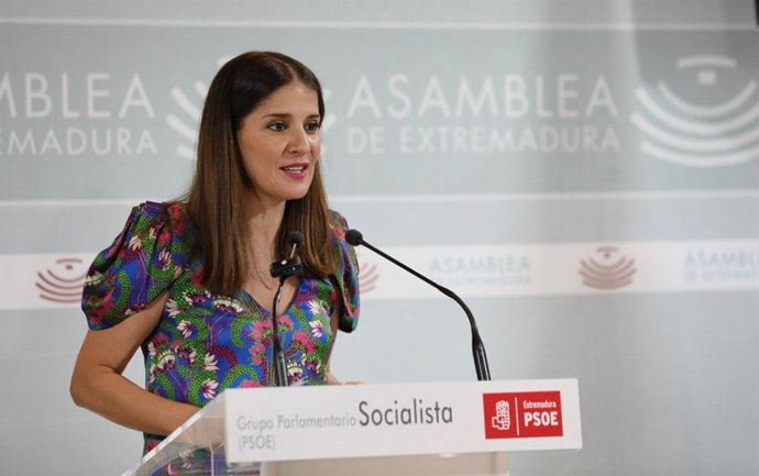 Archivo - La portavoz del Grupo Parlamentario Socialista en la Asamblea de Extremadura, Isabel Gil Rosiña, en una comparecencia en el Parlamento autonómico.