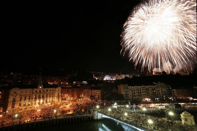 Archivo - Espactáculo de fuegos artificiales (archivo)
