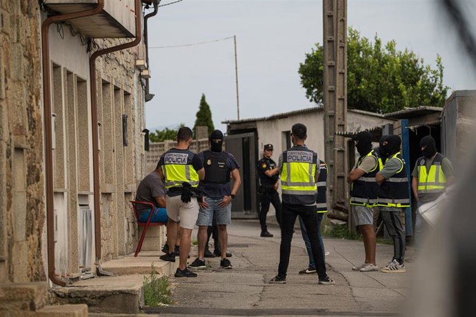 Varios agentes de la Policía Nacional se llevan a un detenido en una operación antidroga, a 22 de agosto de 2026, en A Pobra do Caramiñal, A Coruña, Galicia (España).