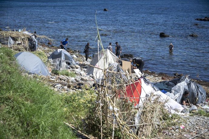 Varios migrantes, a 22 de agosto de 2026, en Ceuta (España). 