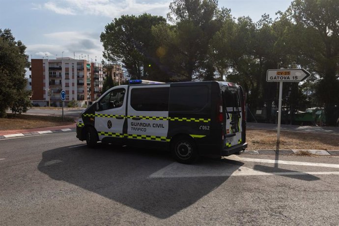 Un furgón de la Guardia Civil en la entrada del camino a la Gatova, a 23 de agosto de 2026.