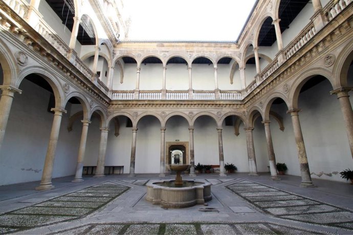 Archivo - Vista de uno de los edificios de la Universidad de Granada.
