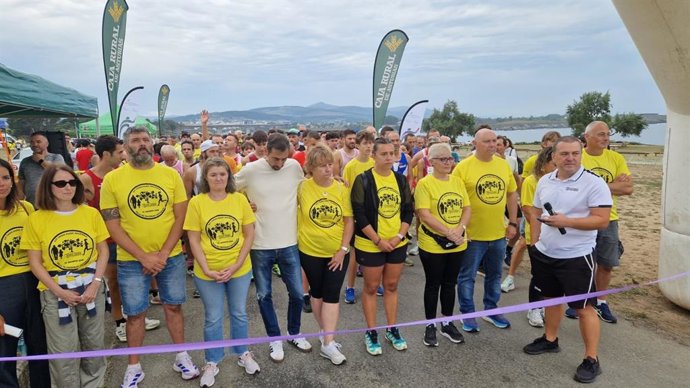 En la imagen, la consejera de Salud, Concepción Saavedra (cuarta por la izquierda), instantes antes de darse la salida al XIV Cross Solidario Villa de Figueras.