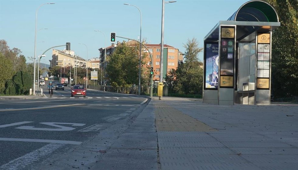 Archivo - Parada de villavesa en Pamplona.