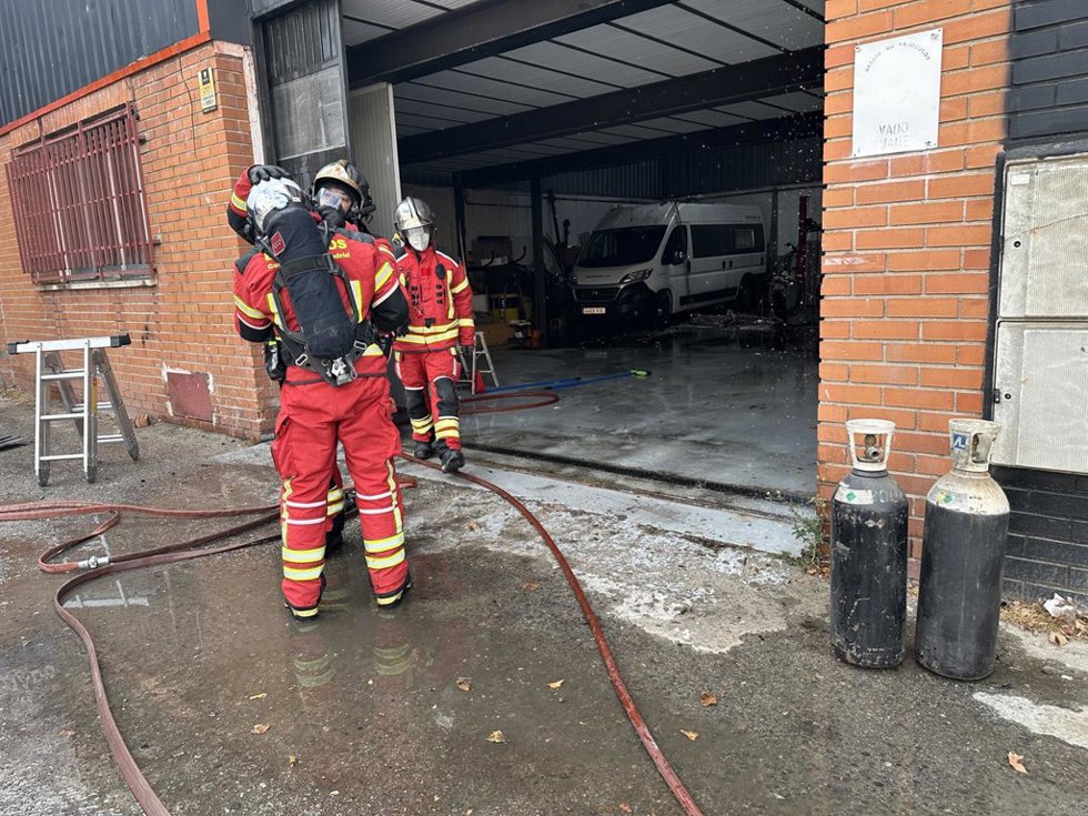 Extinguido un incendio en una nave industrial en Collado Villalba.