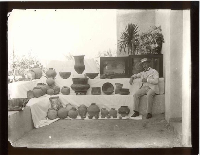 Jorge Bonsor junto a su colección de cerámica. Archivo General de Andalucía.