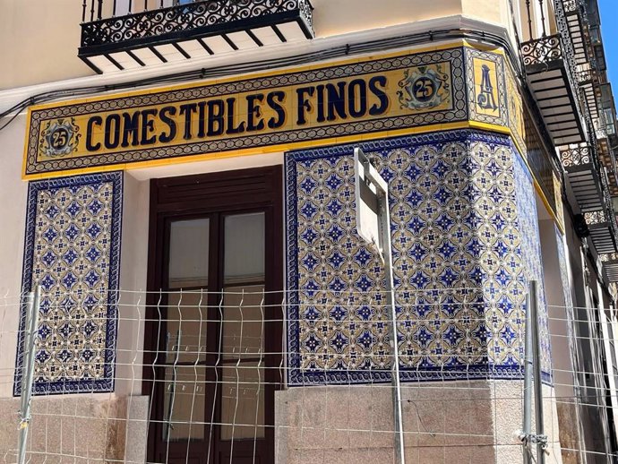 Fachada del antiguo comercio 'Comestibles Finos', en Lavapiés