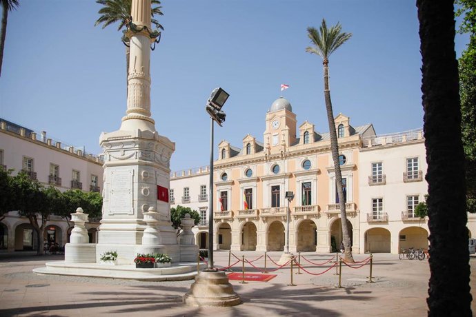 Archivo - El monumento a los Mártires de la Libertad 'Los Coloraos', conocido como 'El Pingurucho' en la Plaza Vieja de Almería. 