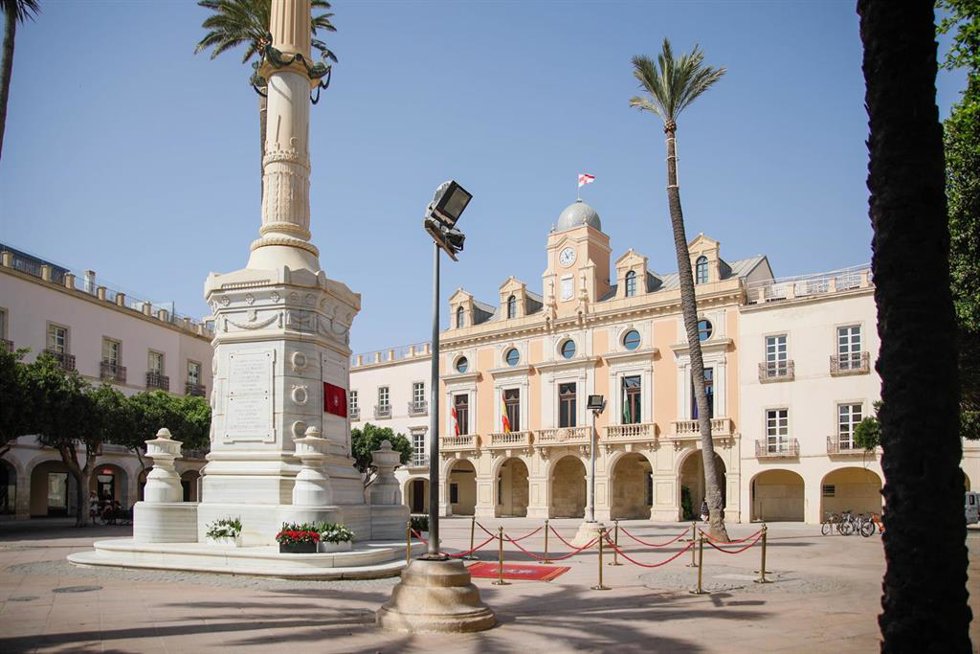 Archivo - El monumento a los Mártires de la Libertad 'Los Coloraos', conocido como 'El Pingurucho' en la Plaza Vieja de Almería. 